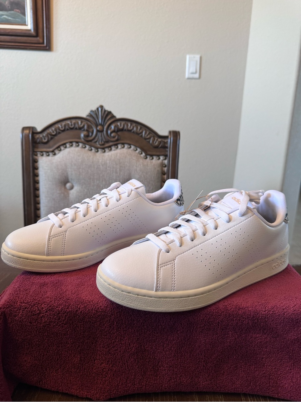 9.5 Women’s Classic White Low-Top Sneakers